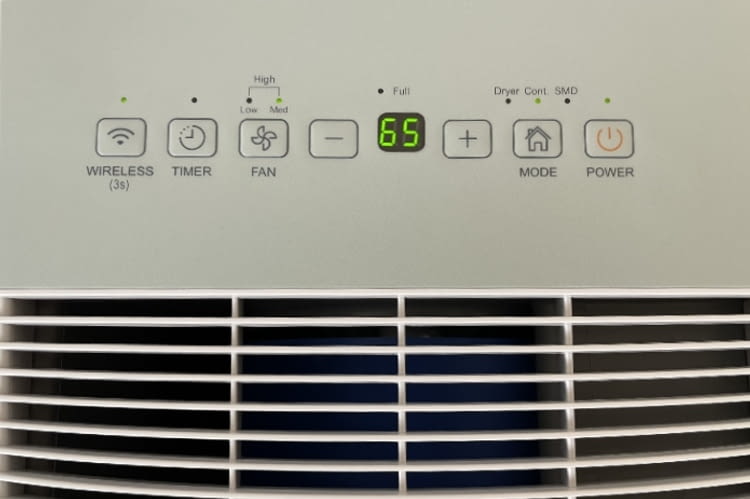Das übersichtliche Bedienpanel mit LED-Anzeige erleichtert zeigte sich im Test nutzerfreundlich