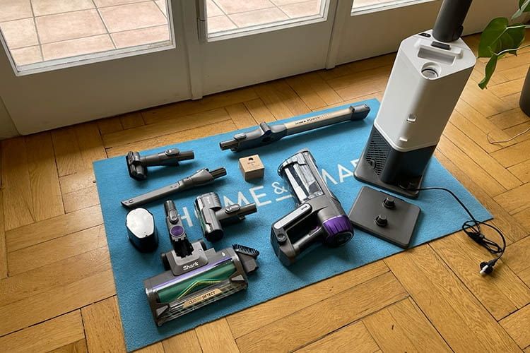Eine Menge Zubehör liegt dem Shark PowerDetect Clean & Empty bei