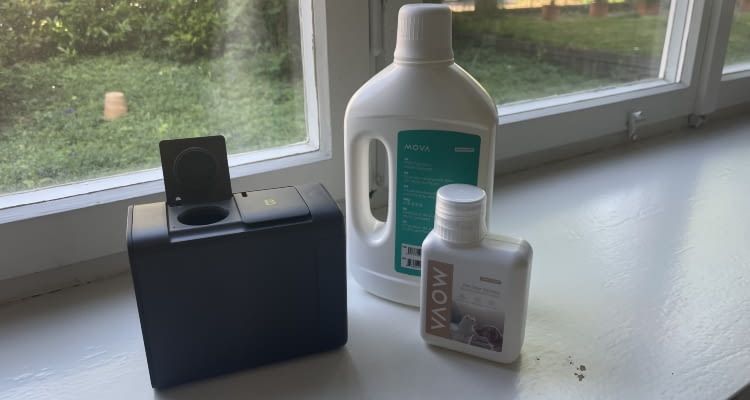 Der Behälter mit zwei Kammern wird mir Reinigungsmittel und Pet Odor Solution versorgt