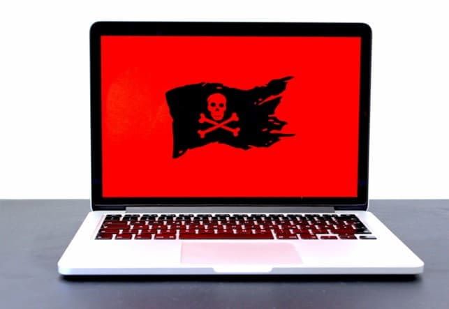 Laptop zeigt rote Piratenflagee für Online Spionage