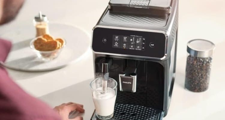 Der Philips Serie 2200 verfügt nur über einen manuellen Milchaufschäumer