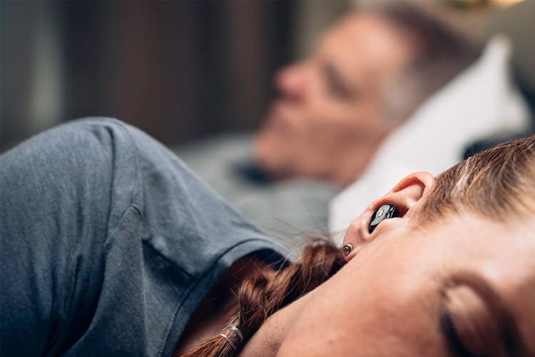 Selbst neben dem schnarchenden Partner bringt der Gehörschutz entspannten Schlaf