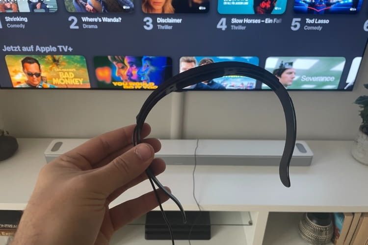 Mithilfe eines mitgeliferten Headsets wird die Bose Soundbar auf den Raum eingemessen
