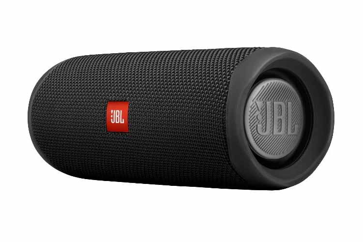 Die passiven Bass-Membranen sind seitlich am JBL Flip 5 Bluetooth-Lautsprecher angebracht