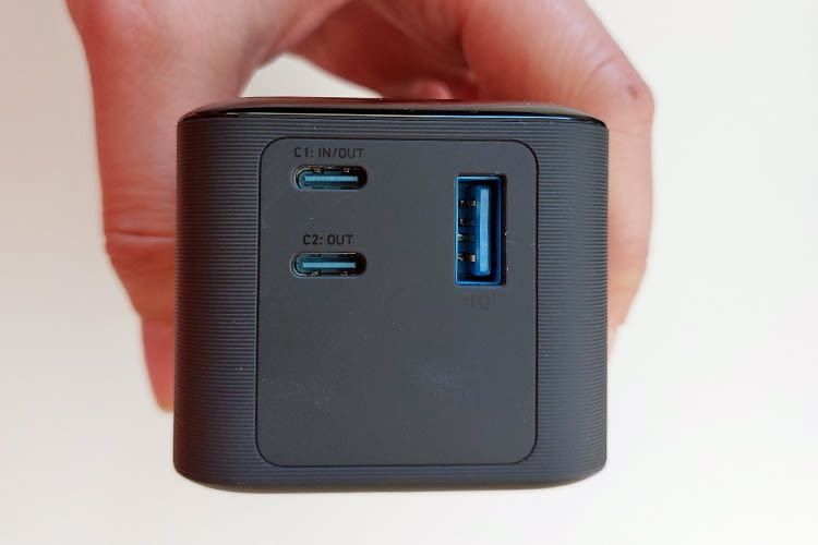Sämtliche Anschlüsse befinden sich an einer Seite der Powerbank