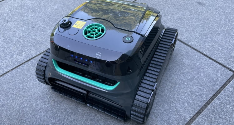 Der Wybot S2 verfügt über eine übersichtliche Benutzeroberfläche direkt am Roboter