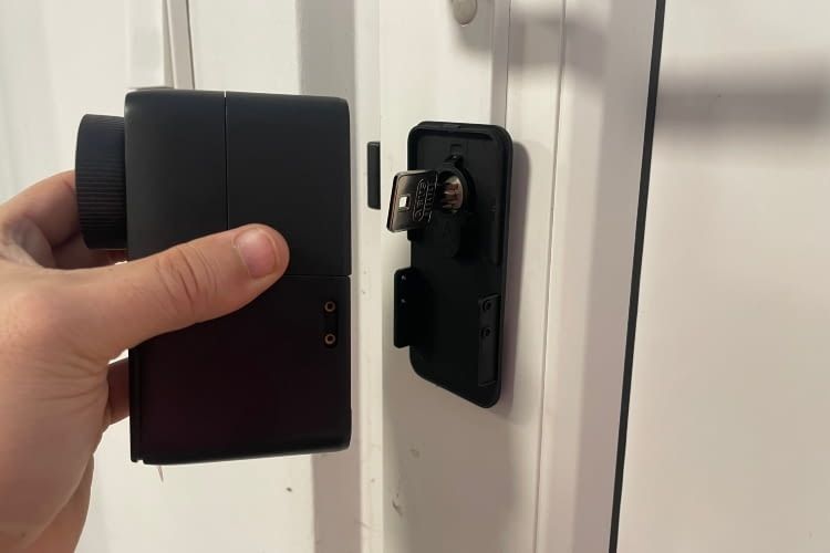 Montage erfolgreich: Zum Abschluss wird das Smart Lock aufgesetzt und mit kleinen Schrauben gesichert