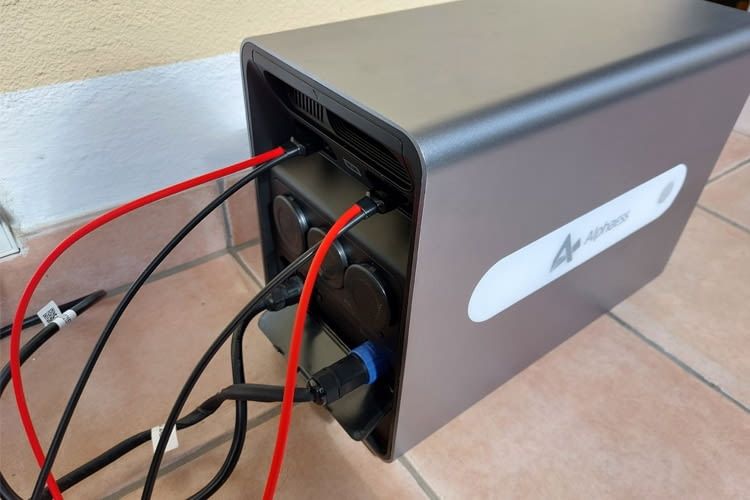 Etwas schade ist bei diesem Speicher nur die auffällige Verkabelung