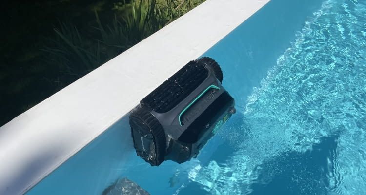 Der Wybot S2 machte bi der Reinigung der Poolwand keine Kompromisse