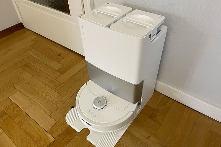 Einige Absaugstationen in unserem Saugroboter Test haben keine abgedeckten Tanks