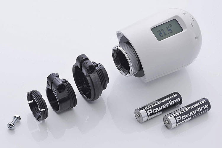 Im Lieferumfang des Eurotronic GENIUS 100 Thermostats sind zwei Batterien, sowie Adapter- und eine nötige Schraube enthalten