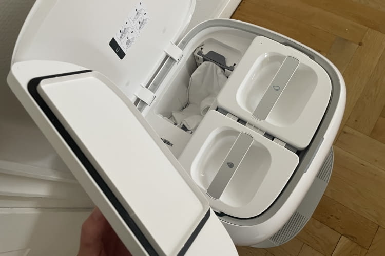 Der Roborock Qrevo Curv hat einen von oben herausnehmbaren Staubbeutel