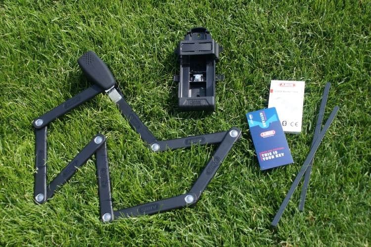 Das BORDO One kommt mit Halterung, Keycard und Bedienungsanleitung