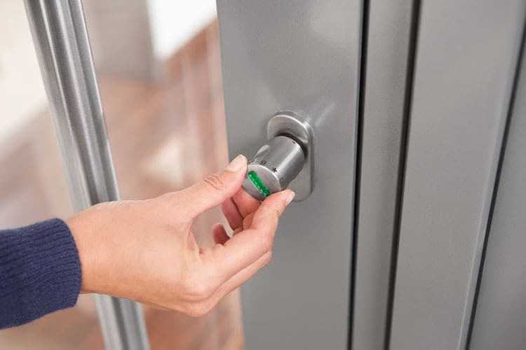 Mit ABUS CodeLoxx öffnen Bewohner per Ziffernring die Tür und ersetzen damit herkömmliche Schlüssel
