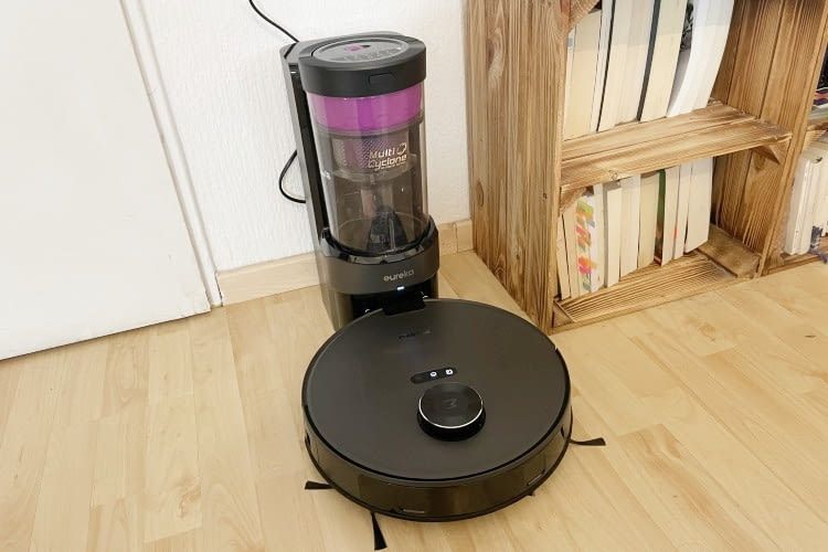 Dieser Saug-Wisch-Roboter hat eine Absaugstation ohne Einweg-Beutel