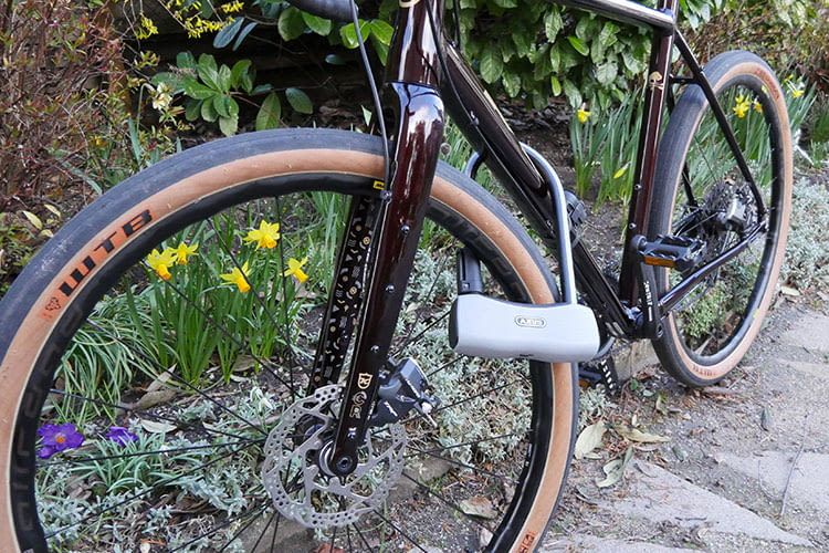 Der Test des robusten ABUS 770A SmartX Fahrradschlosses zeigt: Das Rad ist zuverlässig gegen Diebstahl gesichert