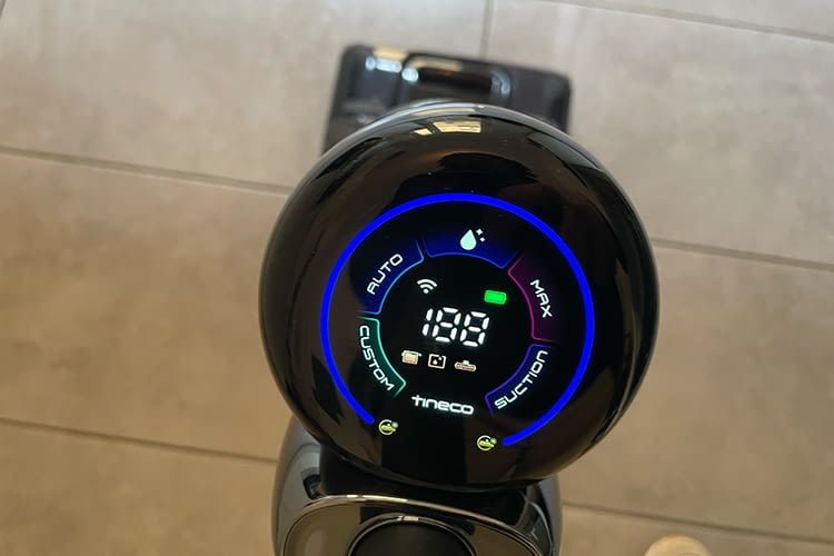 Das farbige Display des Tineco ist groß und hell
