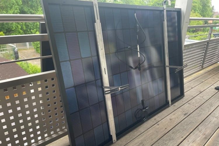 Der Aufbau der beiden Solarmodule erfolgt schnell und problemlos