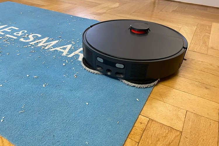 Beim Befahren des Teppichs zog der Xiaomi schnell und zuverlässig seine Mopps ein