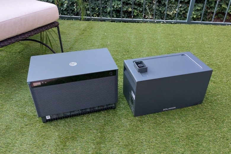 Der Hauptspeicher (links) erreicht mit einem Zusatzakku insgesamt 4,22 kWh Kapazität