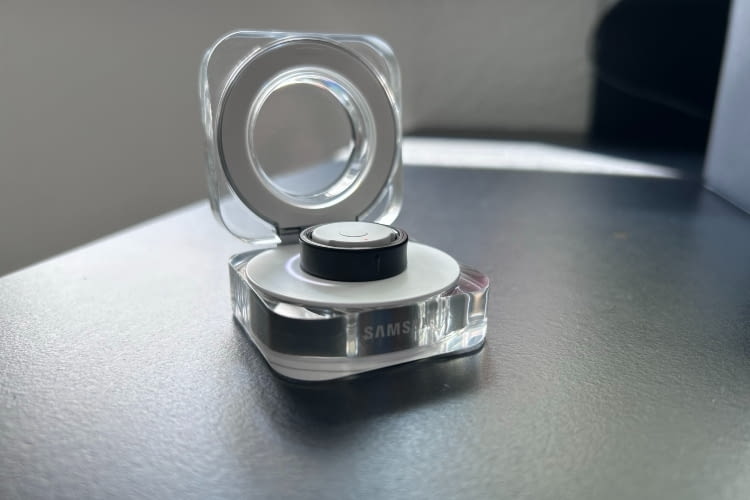 Nach den 6 Tagen kann der Akku schnell im Ladecase per USB-C Anschluss geladen werden