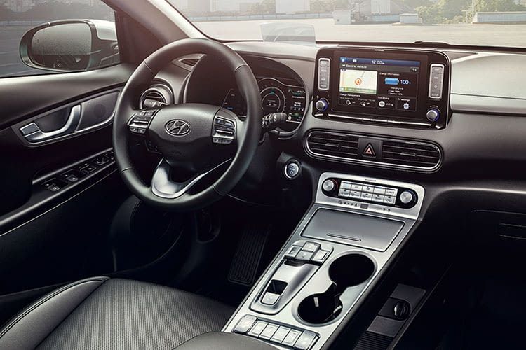 Das Innere des Hyundai Kona Elektro vermittelt einen technokratischen Stil 