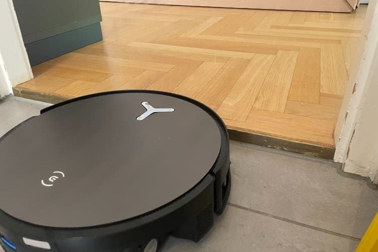Leider konnte der Saugroboter über diese 3,5 Zentimeter hohe Kante nicht klettern