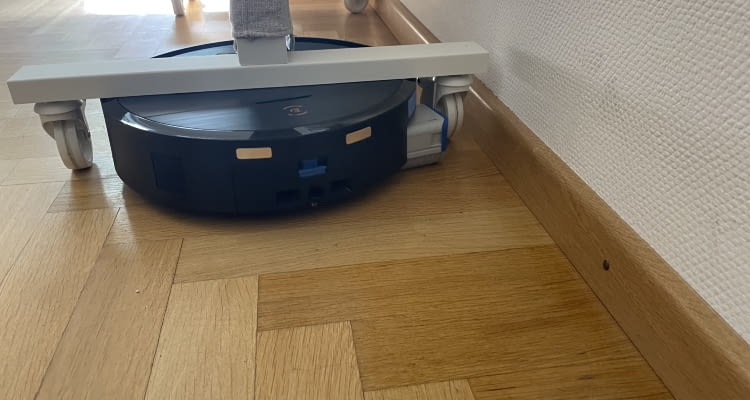 Der ECOVACS DEEBOT X9 PRO OMNI kann präzise einschätzen, unter welchen Hindernissen er hindurch passt