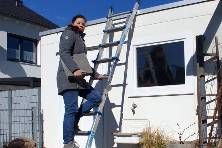 Mit Gehwegplatten lassen sich Flachdachaufständerungen sichern