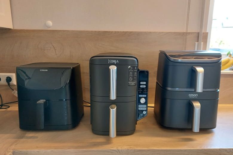 Hier sind ein normaler Airfryer (links) und zwei Doppelkammer-Modelle zu sehen