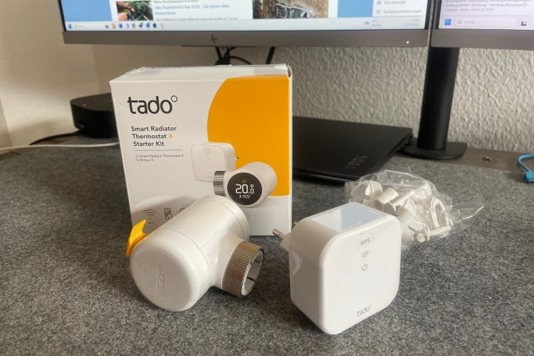 Bridge und Thermostat sind Weiß gehalten und aus Kunststoff. Zum Lieferumfang gehören außerdem mehrere Adapter