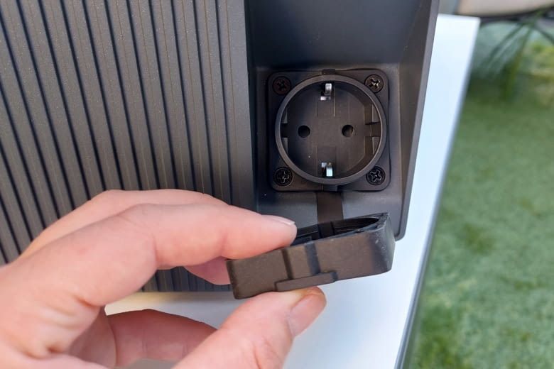 So (oder ähnlich) sehen die Notstromsteckdosen am Speichergehäuse aus