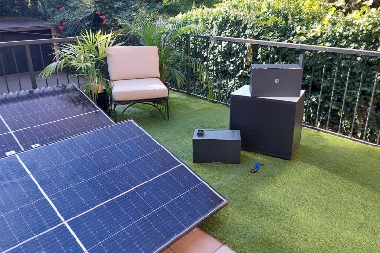 In unserem Test haben wir den Speicher mit vier Solarmodulen genutzt