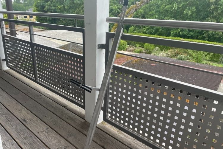 Der Standfuß ist schnell aufgebaut