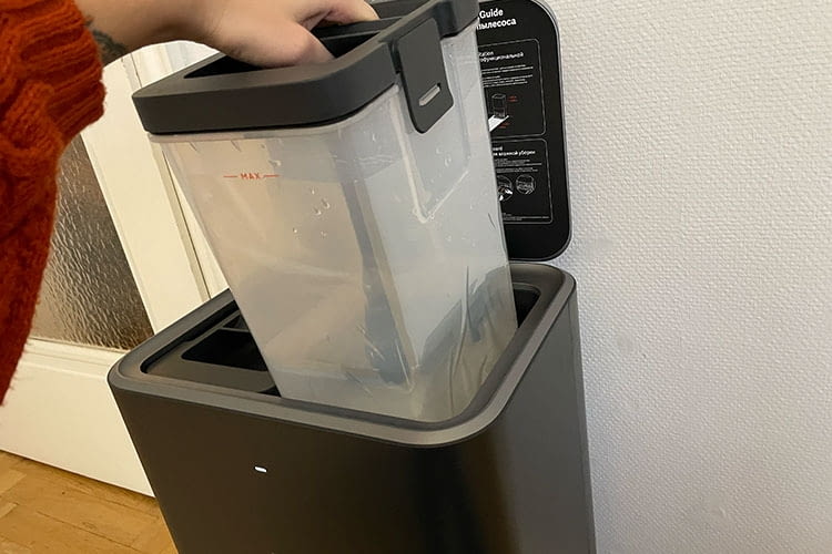 Im Test musste vor dem ersten Reinigen der Frischwassertank aufgefüllt werden