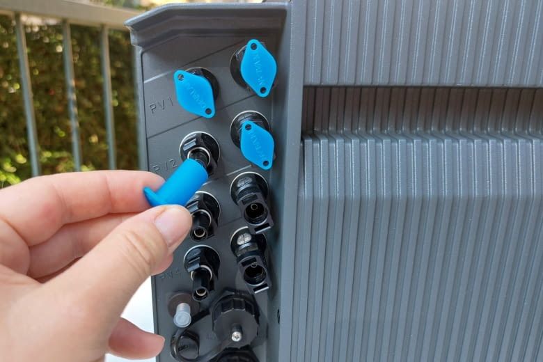 Jedes Solarmodul wird mit zwei Kabeln an den Speicher gekoppelt