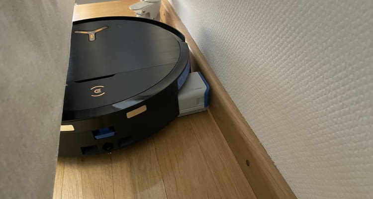 DEEBOT X9 PRO OMNI fährt den Mopp zur Kantenreinigung aus