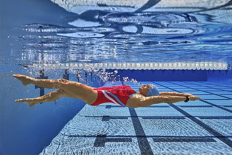 Garmin vívoactive HR misst beim Schwimmen u.a. die Gesamtstrecke, Intervalldistanz, Geschwindigkeit und die Anzahl der Schwimmzüge