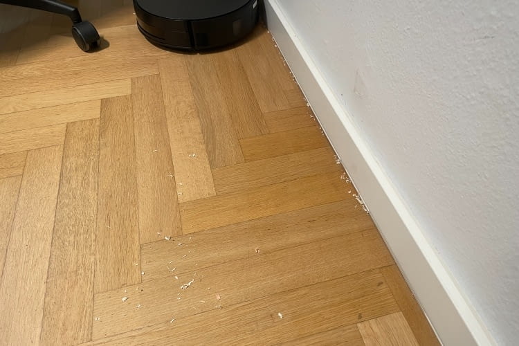 Ganz an den Rand kommt der Saugroboter trotz extra langer Seitenbürste nicht