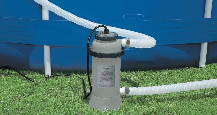 Die INTEX Poolheizung wird an den Strom angeschlossen