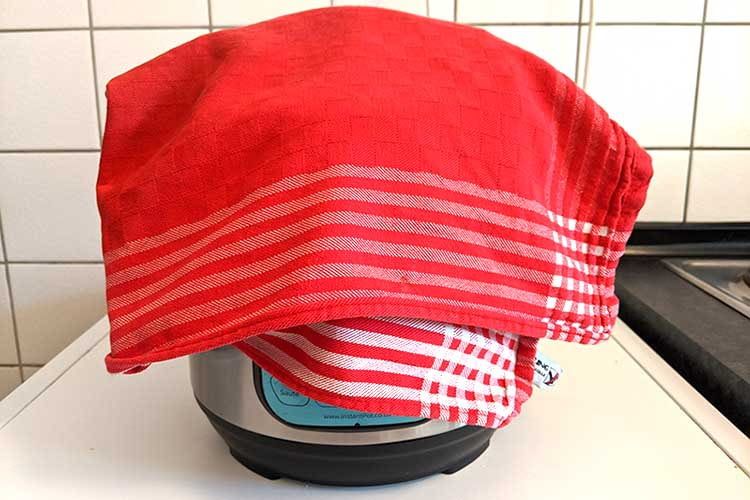 Uralt-Trick: Beim schnellen Ablassen des Dampfes einfach ein Tuch über den Schnellkochtopf legen