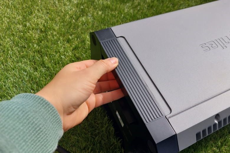 Griffmulden erleichtern bei Bedarf den Transport des Speichers