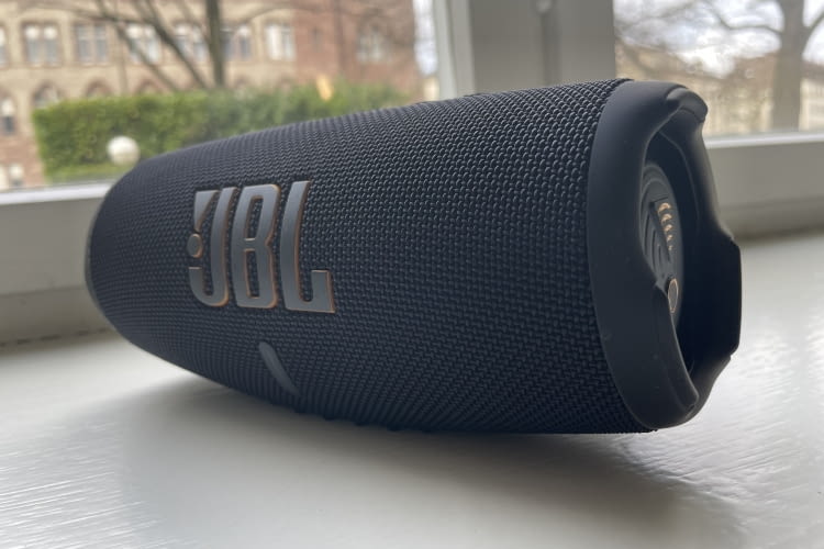 Der JBL Charge 5 Wi-Fi ist ein typischer JBL-Lautsprecher