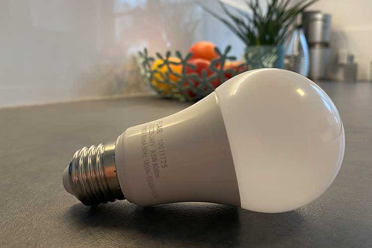 Mit der im SMART HOME by hornbach Test verwendeten FLAIR VIYU Smart LED A60 Birne lassen sich Lichtszenen definieren