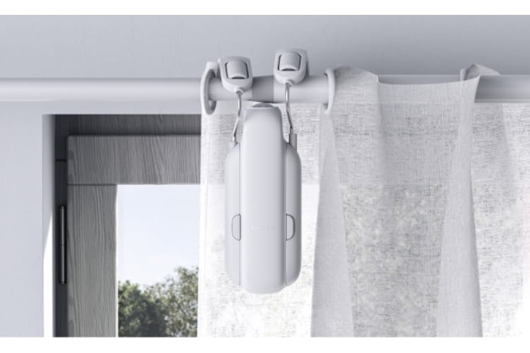 Mit dem SwitchBot Curtain lassen sich Vorhänge von der Couch aus, auf- oder zuziehen.
