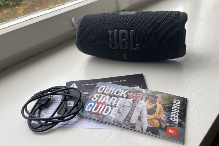 Dem JBL Charge 5 Wi-Fi liegt ein Ladekabel bei