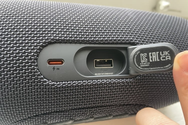 Der JBL Charge 5 Wi-Fi kann auch als Powerbank eingesetzt werden