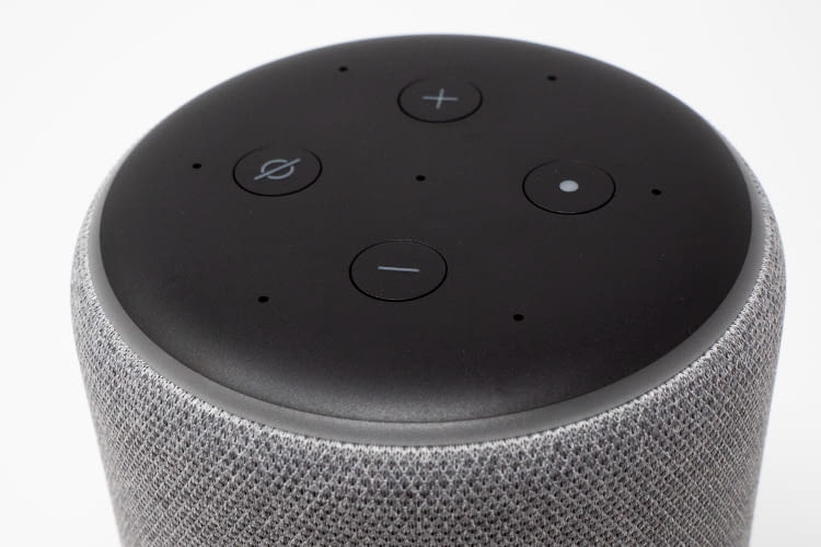 Die neue Oberseite des Amazon Echo Plus 2 mit Fernfeldmikrofonen und Bedientasten