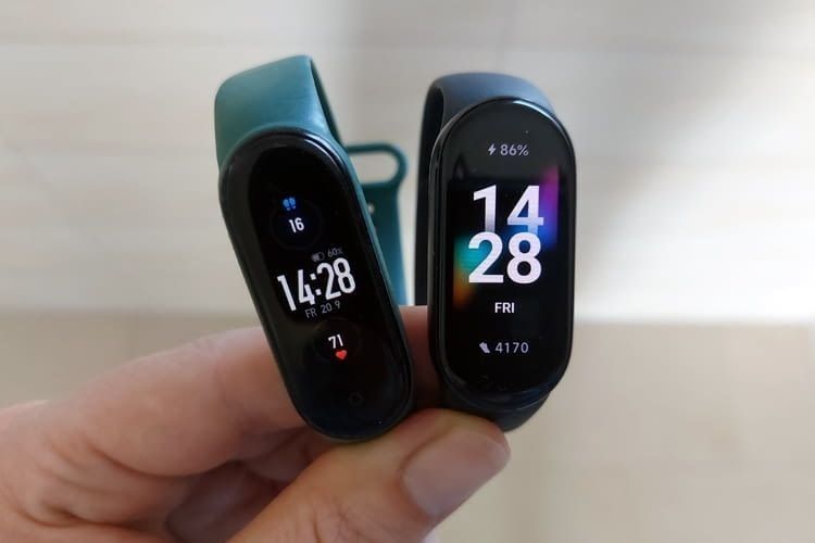 Hier sind zwei unserer Fitnesstracker Test-Modelle zu sehen