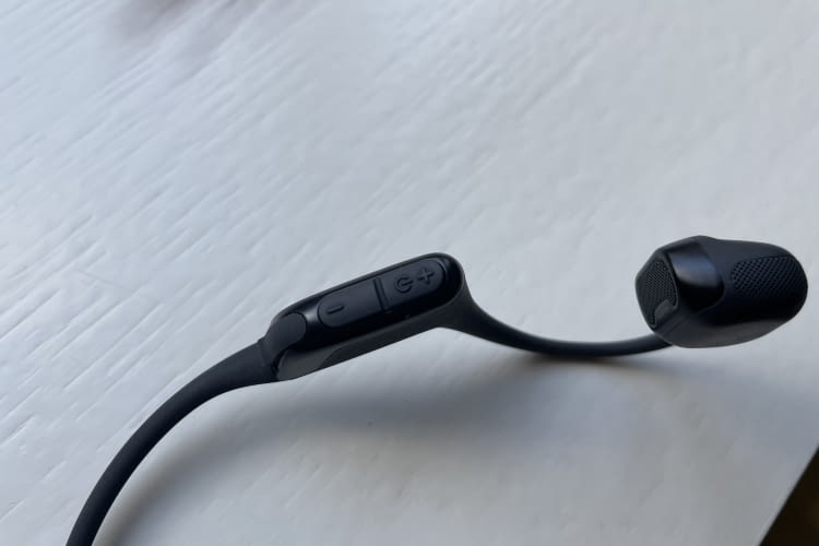 Hinten rechts befinden sich die Volume-Buttons bzw. der Ein/Aus-Knopf